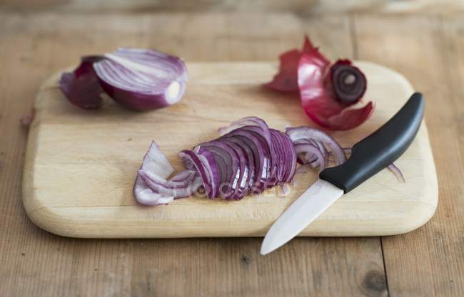 Red onions on board — Stock Photo