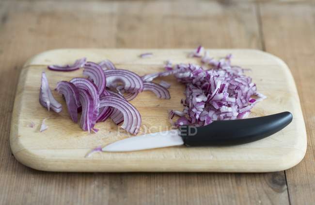 Red onions on board — Stock Photo