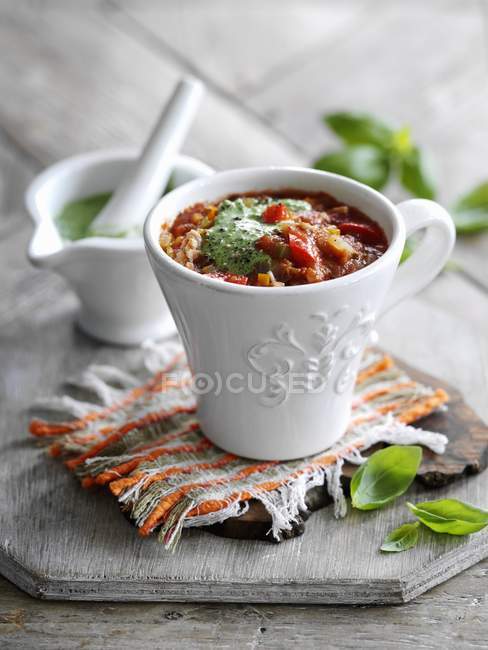 Nahaufnahme von Pesto-Suppe mit Speck — Stockfoto
