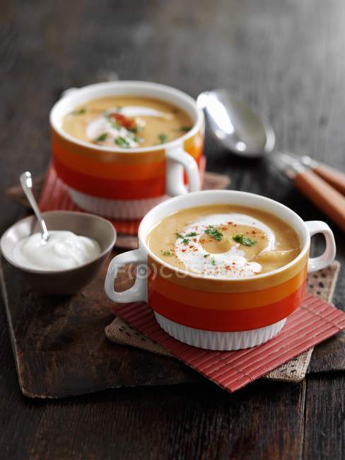 Zuppa di lenticchie con crme frache in vasi colorati su superficie di legno — Foto stock