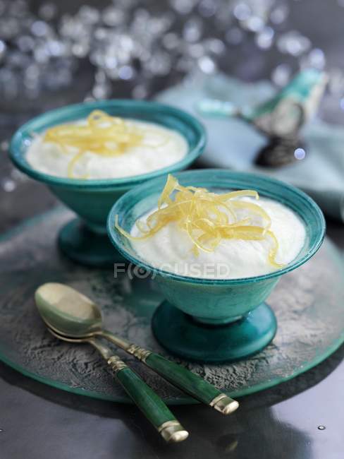 Lemon syllabub in green bowls over desk — Stock Photo