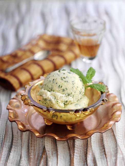 Mango and mint ice cream — Stock Photo