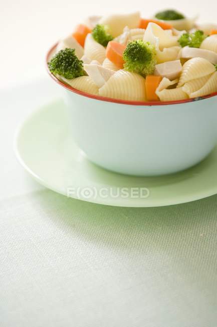 Conchiglie di pasta con broccoli — Foto stock