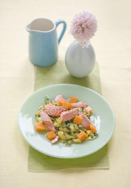 Spinach omelette with salmon — Stock Photo