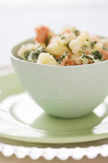 Salmone con patate e spinaci — Foto stock