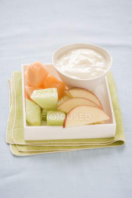 Melon and apple wedges — Stock Photo