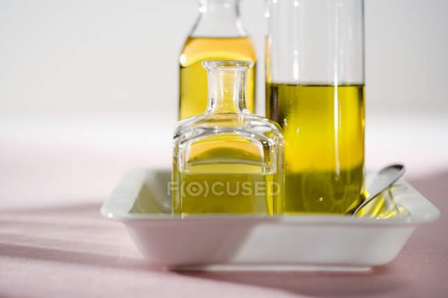 Vista de cerca de varias botellas de aceite de oliva - foto de stock
