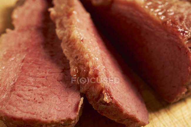 Carne de res en conserva cocida - foto de stock