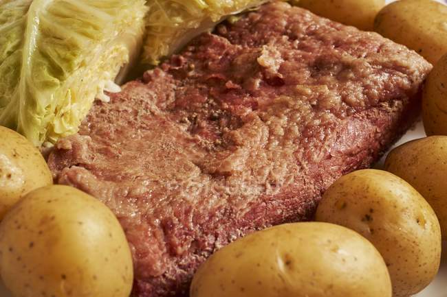 Carne enlatada com repolho — Fotografia de Stock