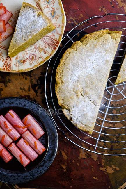 Gâteau aux pistaches à la rhubarbe — Photo de stock