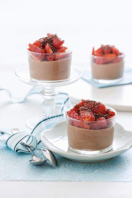 Chocolate mousse with strawberries — Stock Photo