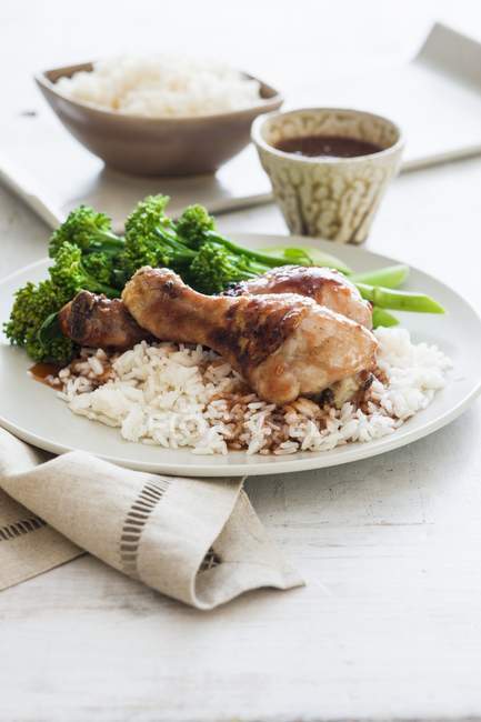 Gegrillte Hühnerkeulen mit Reis — Stockfoto