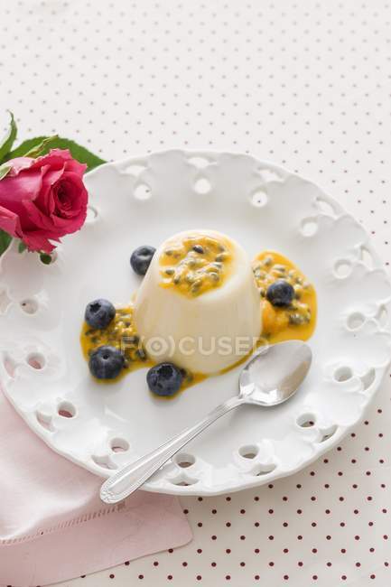 Panna cotta mit Passionsfrucht — Stockfoto