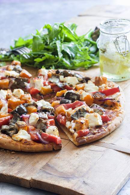 Vegetable pizza with feta cheese — Stock Photo