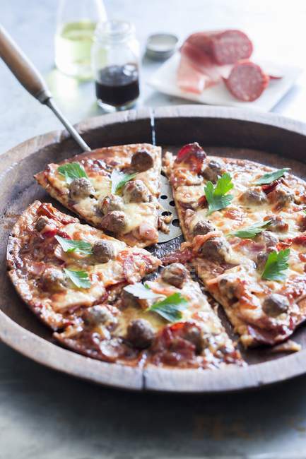 Pizza com salsicha e almôndegas — Fotografia de Stock