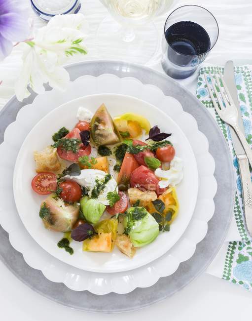 Tomato salad with mozzarella and pesto — Stock Photo