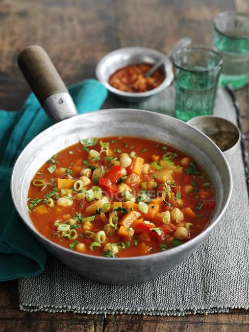 Овочевий суп з нутом, помідорами та куркою на сковороді — стокове фото