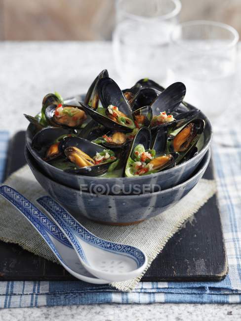 Mussels in vegetable broth — Stock Photo