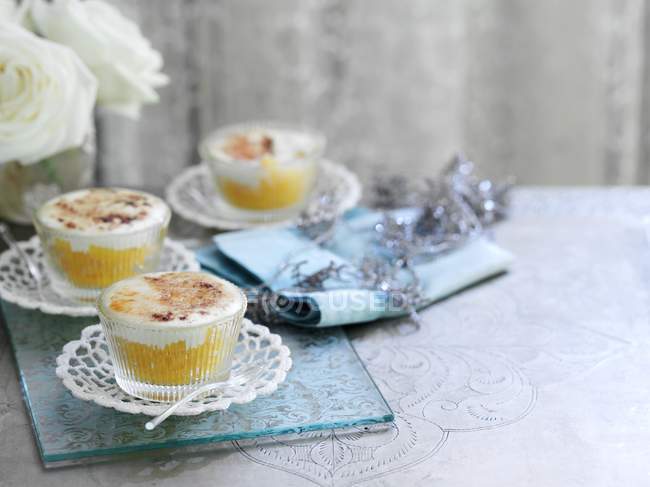 Closeup view of gratinated peach desert with a cardamom cream topping — Stock Photo