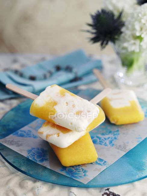 Hausgemachte Pfirsich-Eis-Lollies — Stockfoto