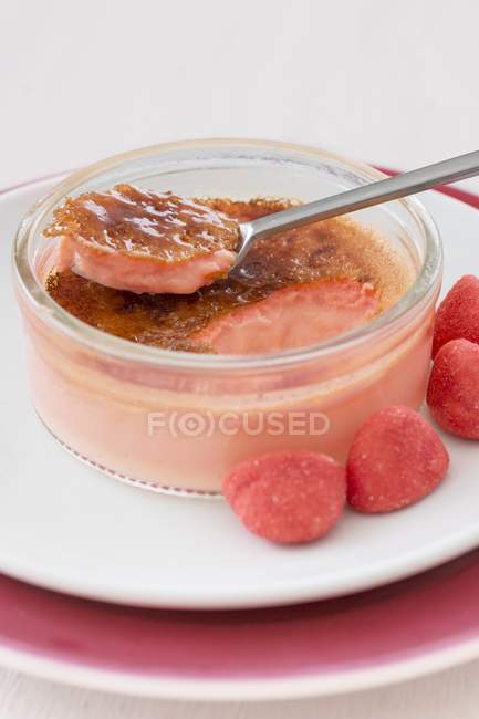 Closeup view of Creme brulee with foam strawberries — Stock Photo