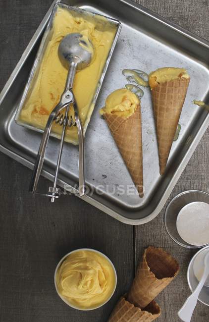 Cônes de crème glacée avec crème glacée à la mangue — Photo de stock