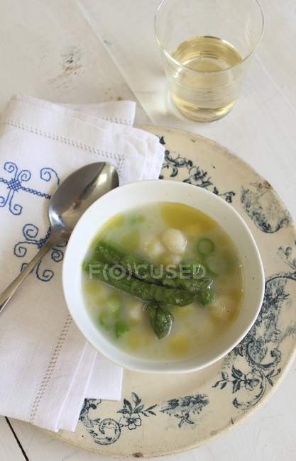 Zuppa di asparagi con gnocchi di pane e formaggio — Foto stock