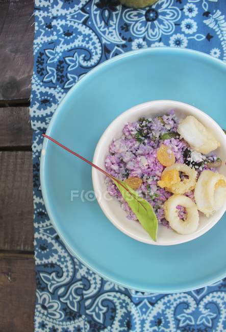 Couscous mit Blumenkohl und gebratenem Tintenfisch — Stockfoto