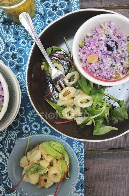 Couscous mit Blumenkohl und gebratenem Tintenfisch — Stockfoto