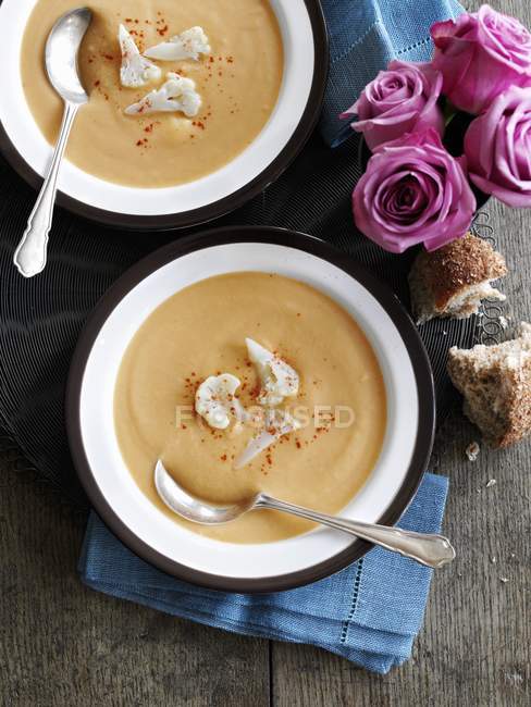 Sopa de queso y coliflor en cuencos - foto de stock