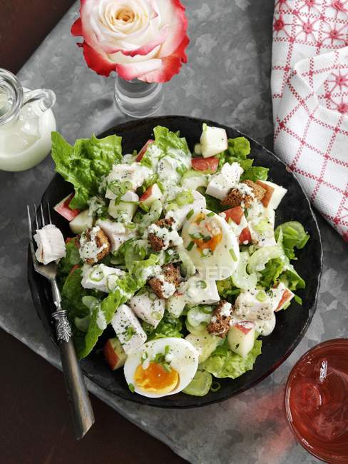 Caesar salad with hard-boiled eggs and croutons — Stock Photo