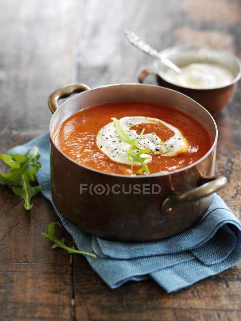 Sopa de pimenta vermelha com rábano cremoso — Fotografia de Stock