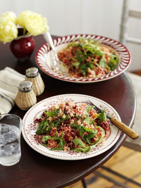 Couscous-Salat mit Spinat und Roter Bete — Stockfoto
