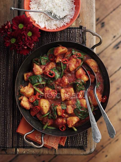 Spinaci e patate dolci al curry con riso — Foto stock