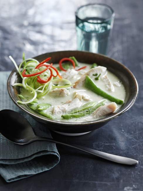 Nahaufnahme von grüner Currysuppe mit Huhn — Stockfoto