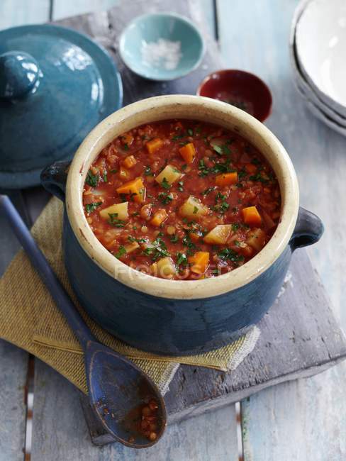 Zuppa di pomodoro e lenticchie con verdure a radice — Foto stock