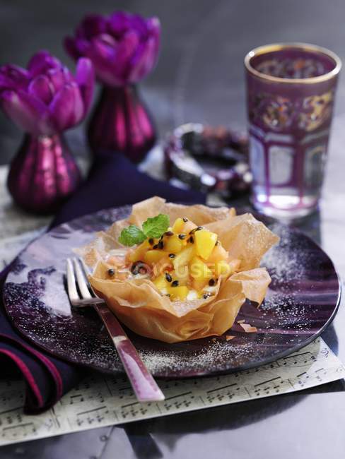 Ensalada de frutas exóticas en un bol de pastelería - foto de stock