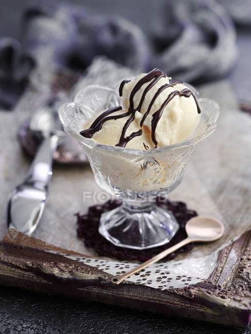 Gelato alla vaniglia con salsa al cioccolato — Foto stock