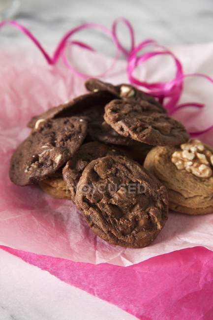Pile de cookies sur papier tissu — Photo de stock