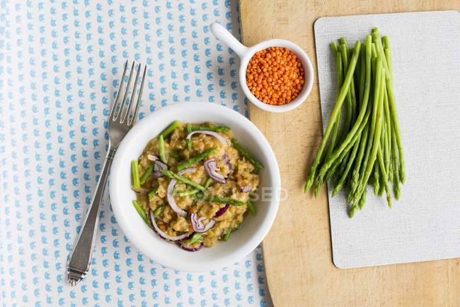 Insalata di lenticchie con asparagi — Foto stock