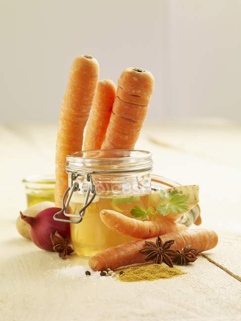 Складові для морквяного супу над дерев'яною поверхнею — стокове фото