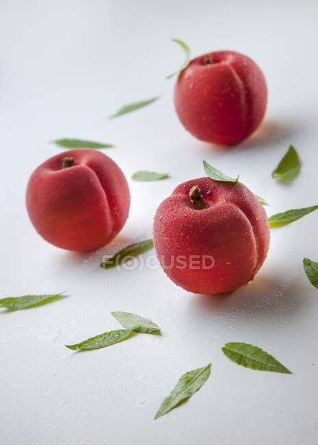Frisch gewaschene Aprikosen mit Blättern — Stockfoto
