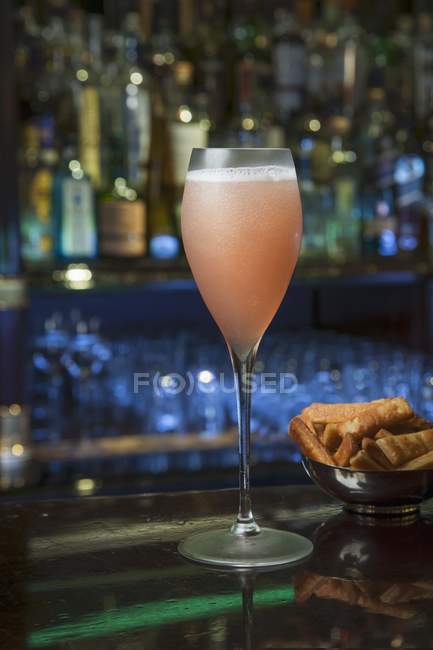 Bellini with cheese pastries — Stock Photo