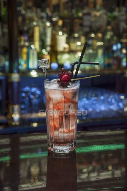 Vodka and tonic with grenadine — Stock Photo