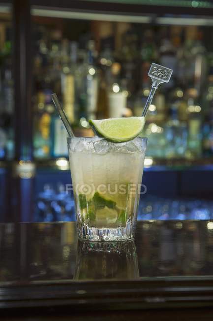 Caipirinha avec tranche de citron vert sur le bar — Photo de stock