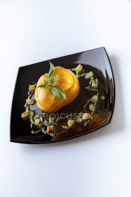 Pomodoro giallo ripieno di burrata — Foto stock