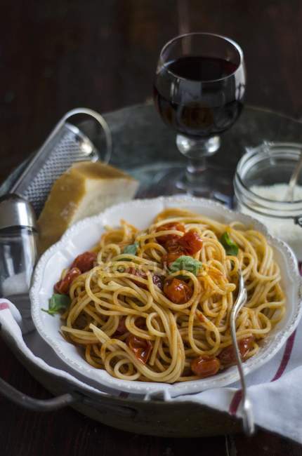Massa de espaguete com tomate cereja cozido no vapor — Fotografia de Stock