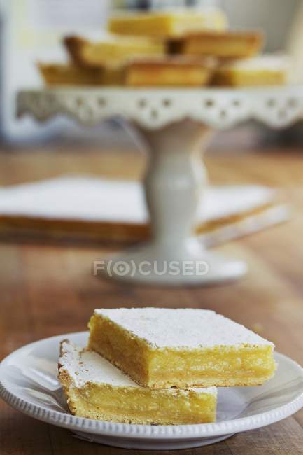 Vista close-up de fatias de torta de limão com açúcar de confeiteiro — Fotografia de Stock