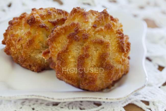 Two coconut macaroons — Stock Photo
