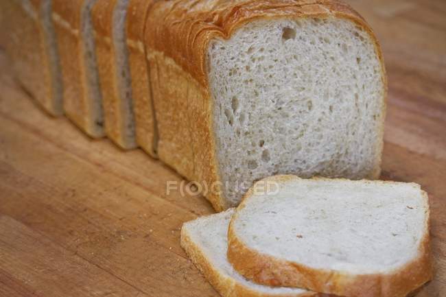 Нарезанный буханка белого хлеба — стоковое фото